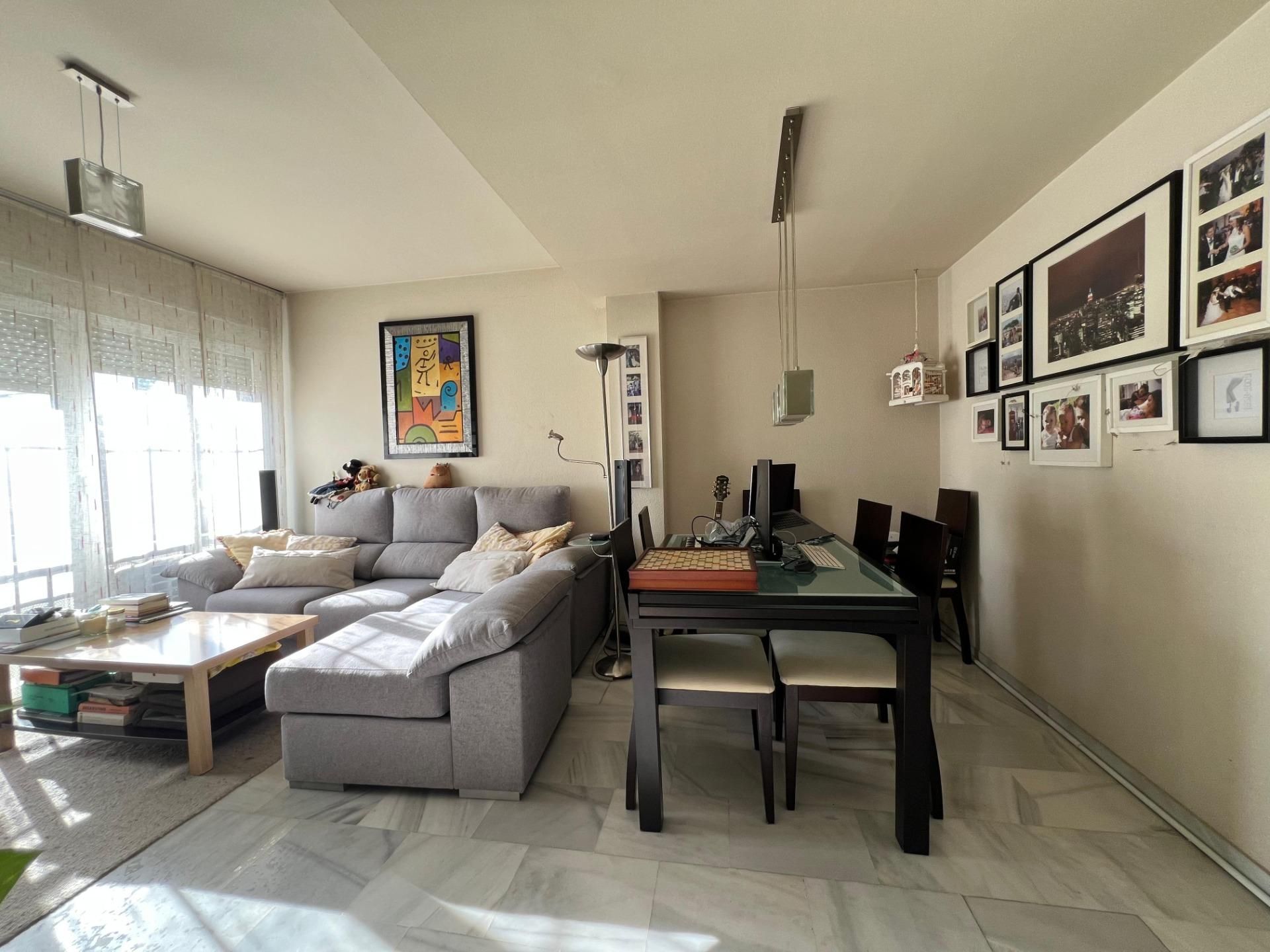 Sala d'estar de Dúplex en venda en Dos Hermanas amb Aire condicionat, Terrassa i Piscina comunitària