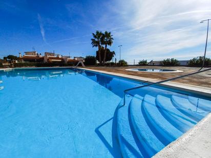 Schwimmbecken von Einfamilien-Reihenhaus zum verkauf in Calafell mit Klimaanlage und Terrasse