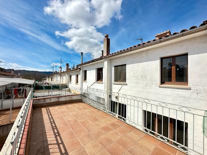 Vista exterior de Casa adosada en venda en Torelló amb Calefacció, Terrassa i Traster