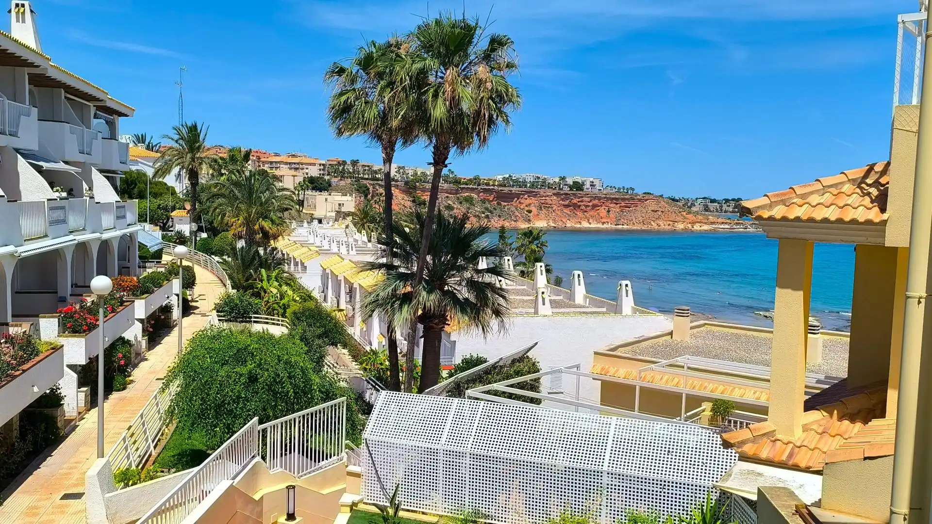Vista exterior de Dúplex en venta en Bigastro con Aire acondicionado, Terraza y Piscina comunitaria
