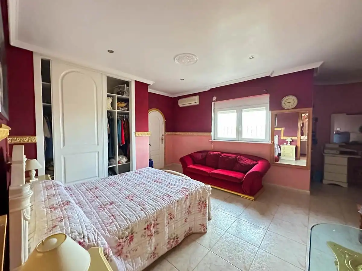Habitación de Finca rústica en venta en Los Montesinos con Jardín privado, Piscina y Amueblado