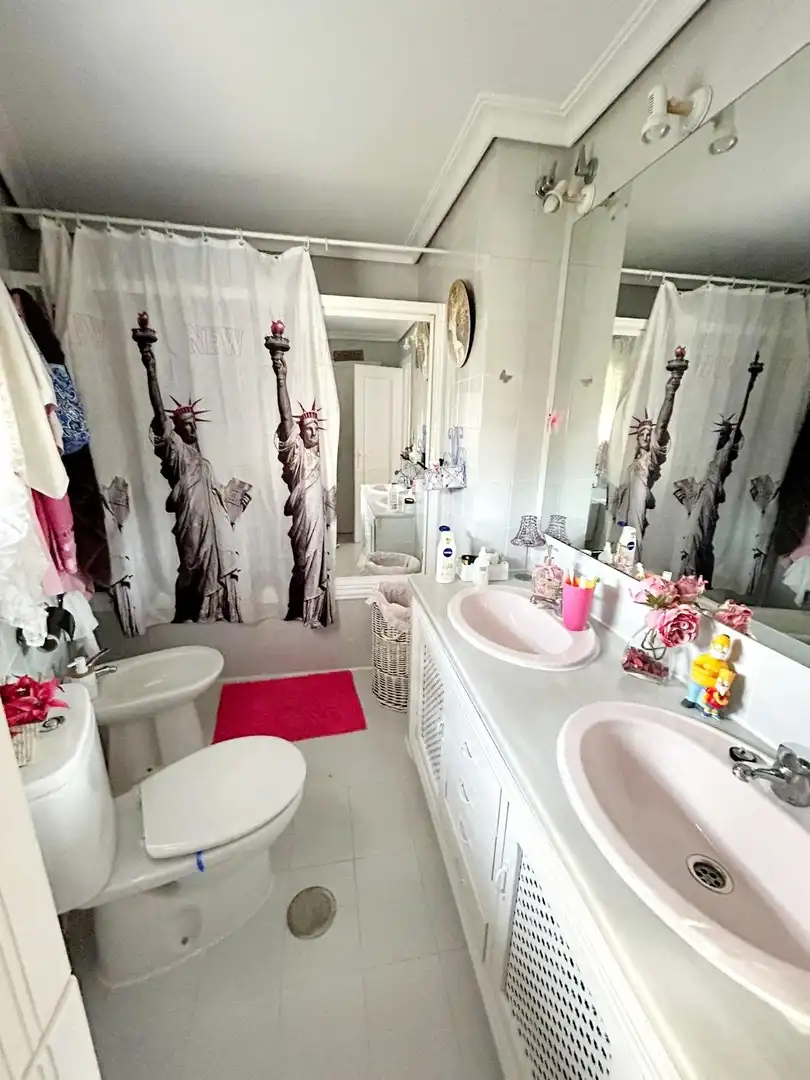 Baño de Casa adosada en venta en Utrera con Aire acondicionado, Trastero y Balcón