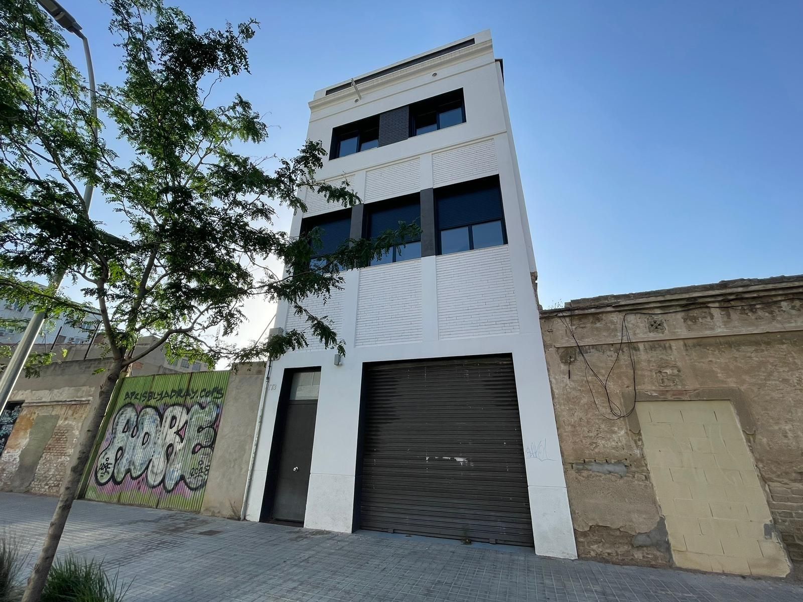 Exterior view of Single-family semi-detached for sale in  Barcelona Capital