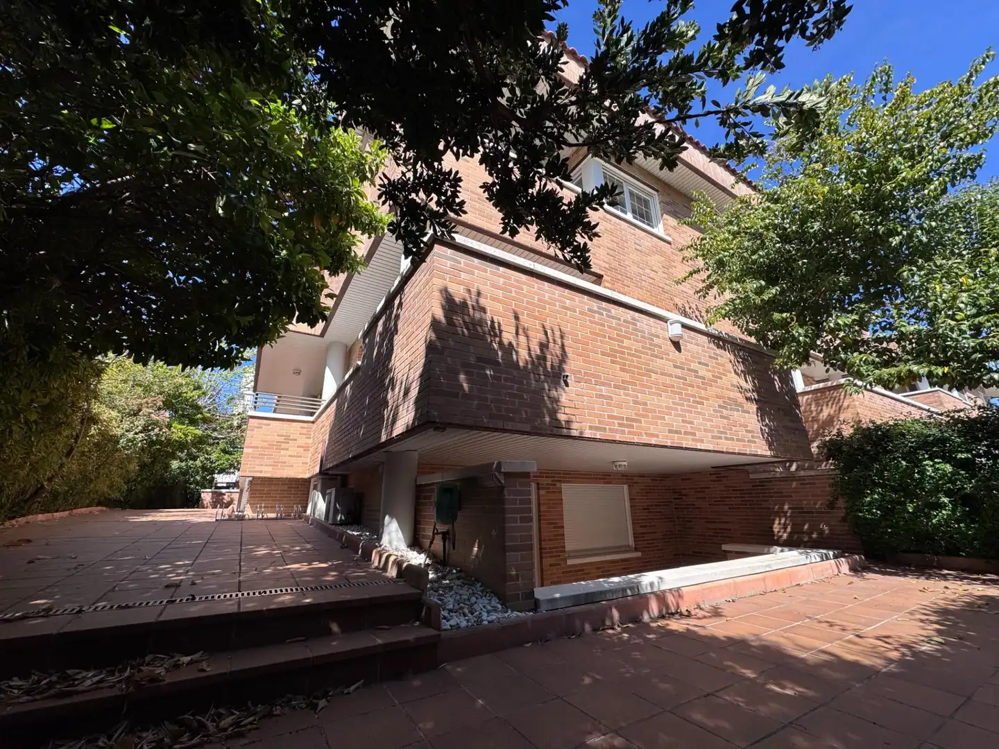 Vista exterior de Casa adosada en venta en Villanueva de la Cañada con Parquet