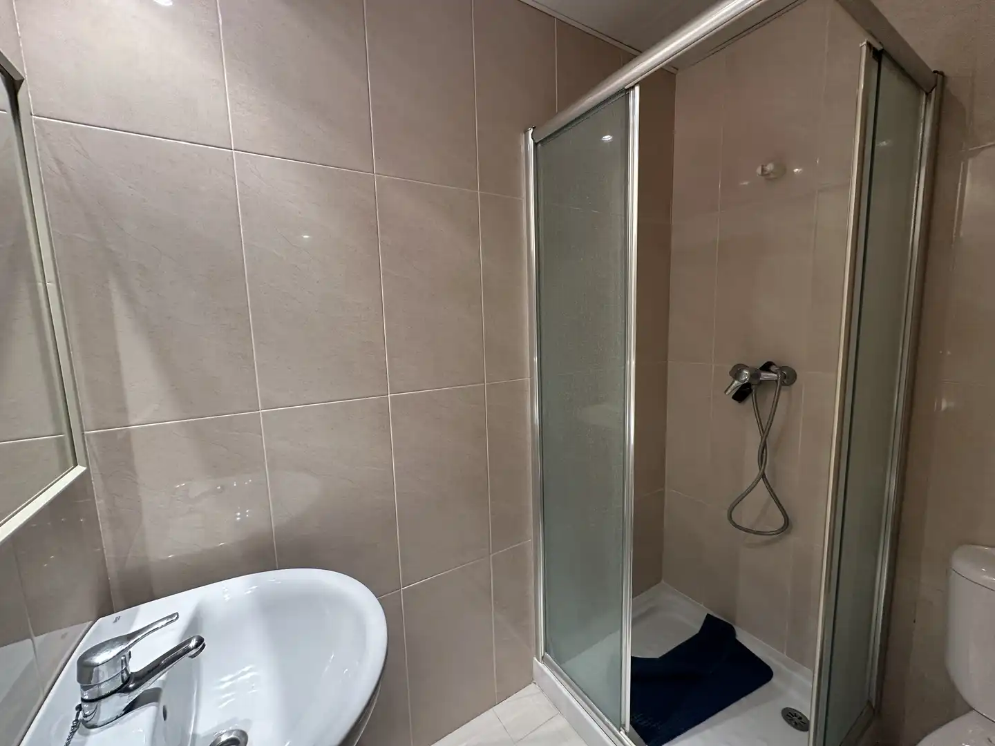Baño de Local en venta en Medinyà con Aire acondicionado