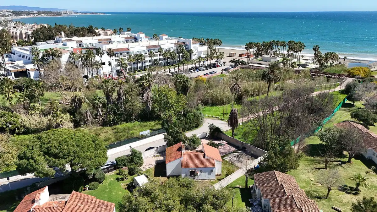 Vista exterior de Casa o xalet en venda en Estepona amb Jardí privat