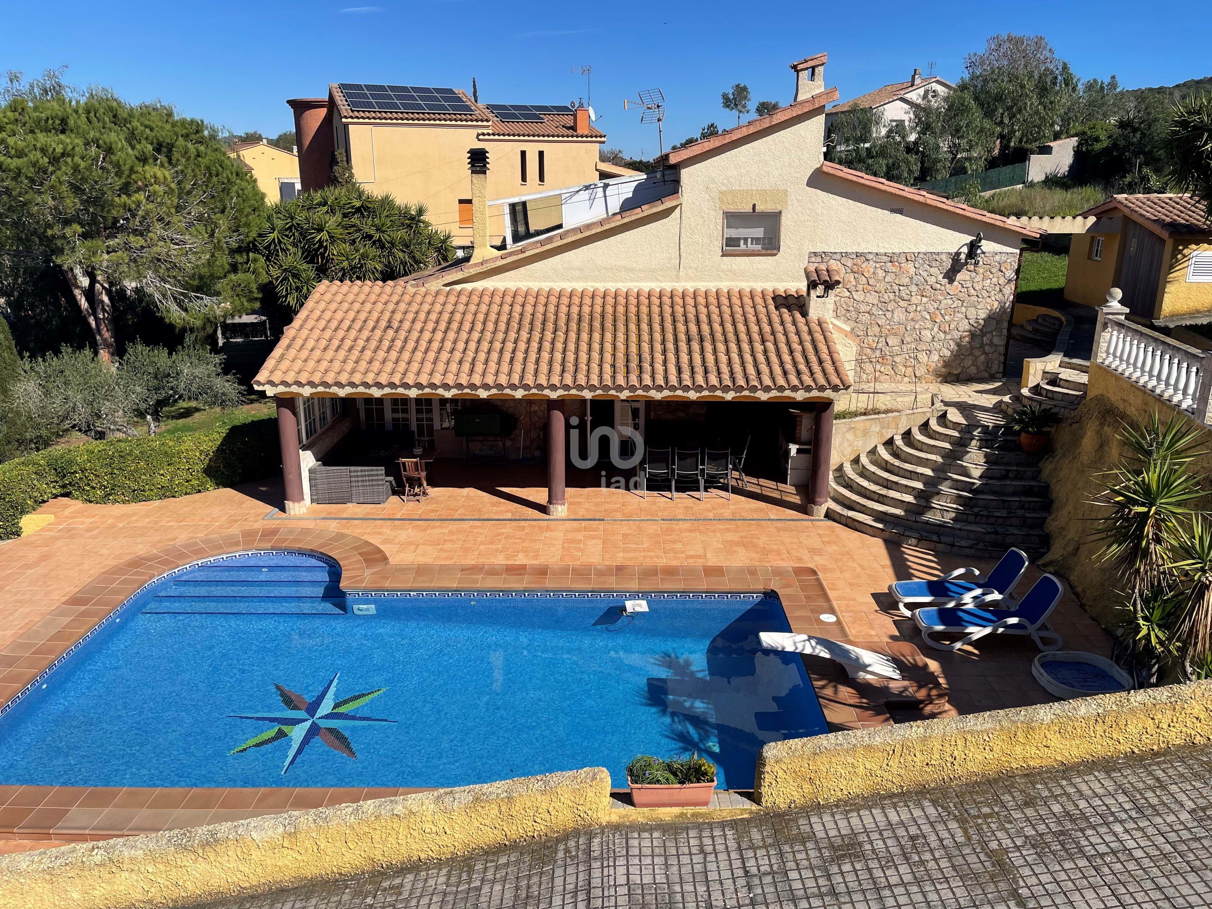 Piscina de Casa adosada en venda en La Bisbal del Penedès amb Aire condicionat, Calefacció i Terrassa