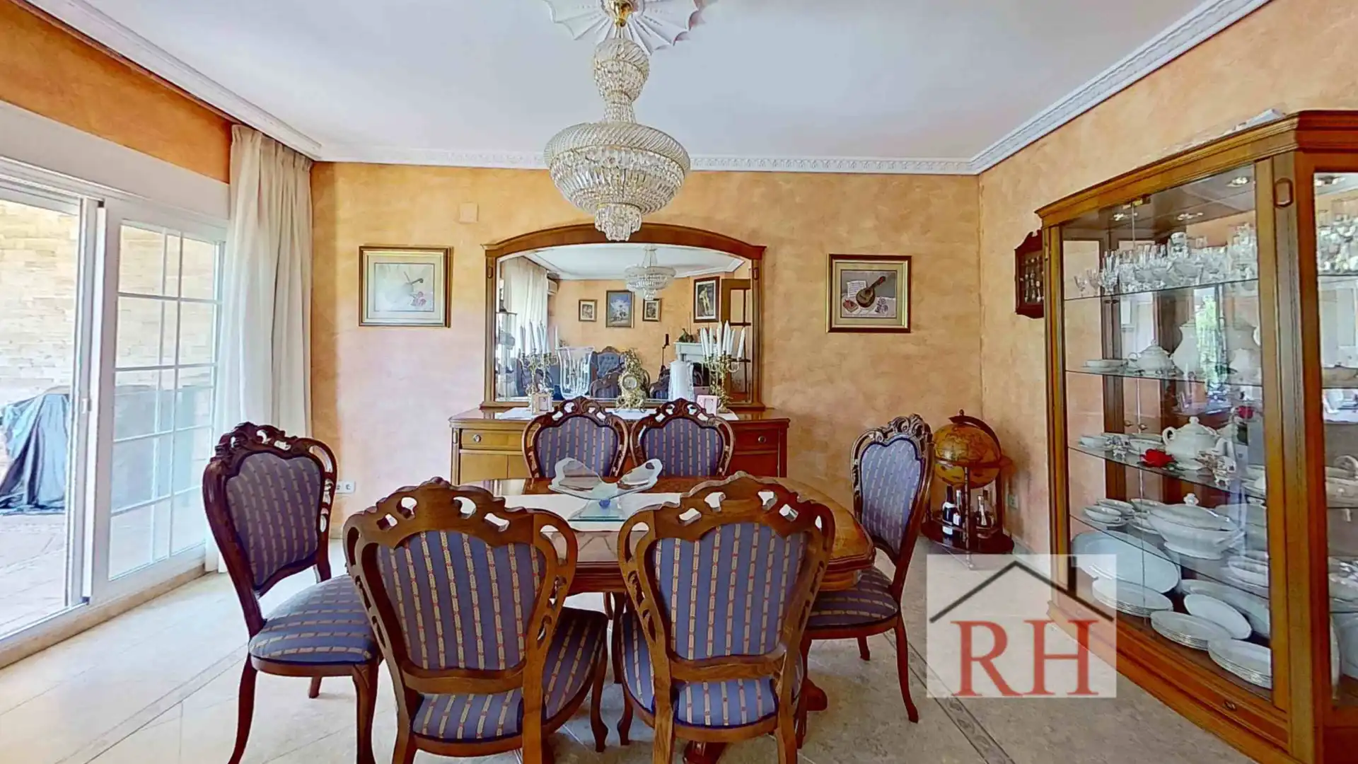 Comedor de Casa adosada en venta en Alcalá de Henares con Aire acondicionado, Calefacción y Jardín privado