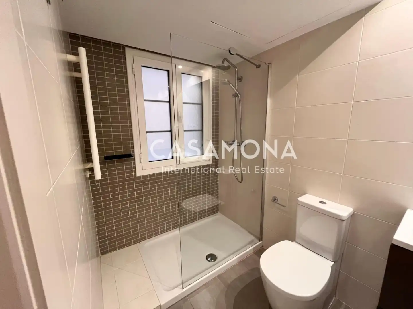 Bany de Apartament en venda en Barcelona amb Aire condicionat, Calefacció i Terrassa