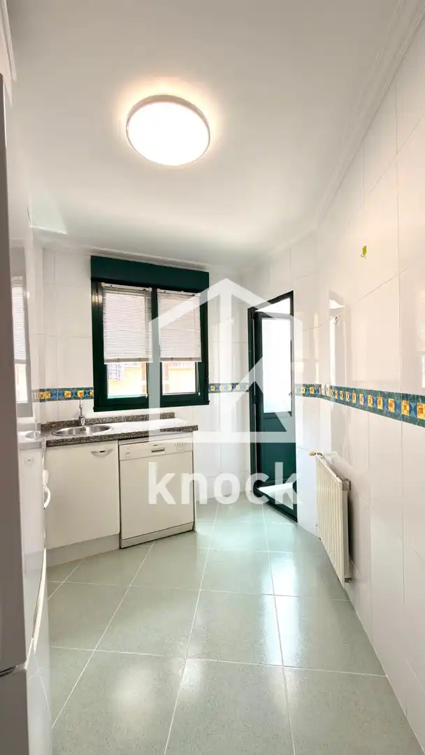 Cocina de Piso en venta en Oviedo  con Calefacción