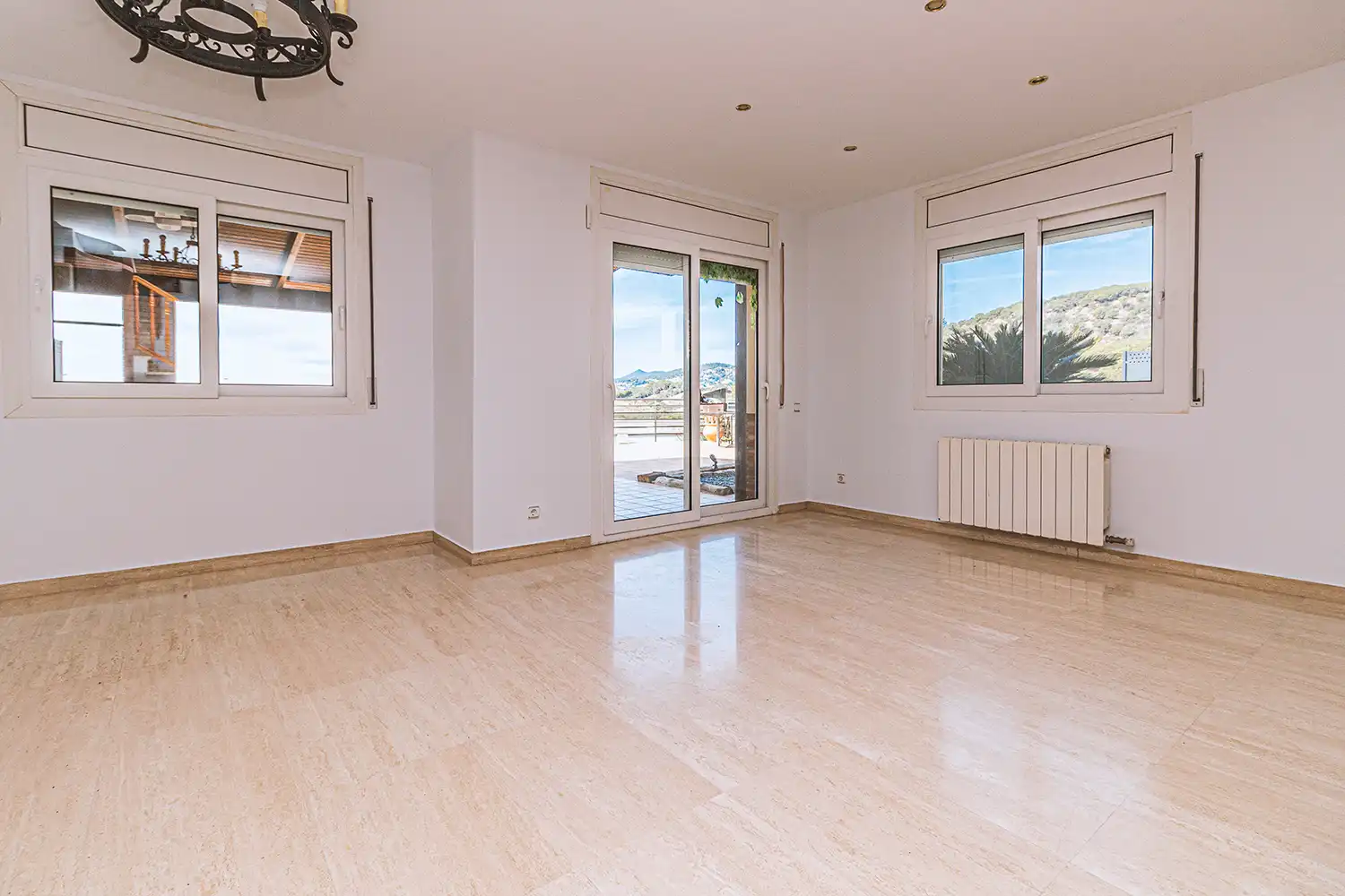 Sala d'estar de Casa adosada en venda en Sant Pol de Mar amb Calefacció, Jardí privat i Terrassa