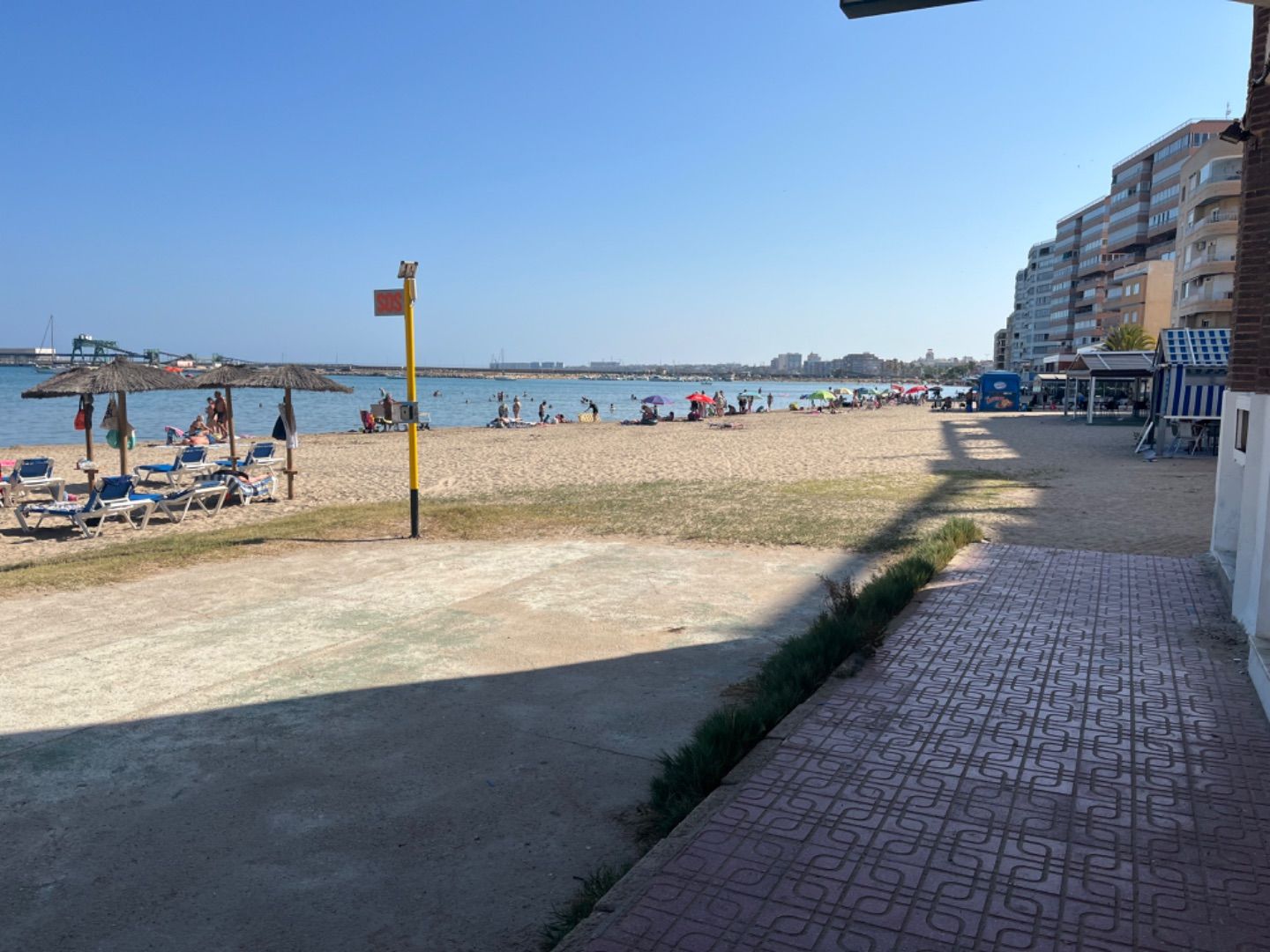 Vista exterior de Local de lloguer en Torrevieja amb Aire condicionat i Terrassa