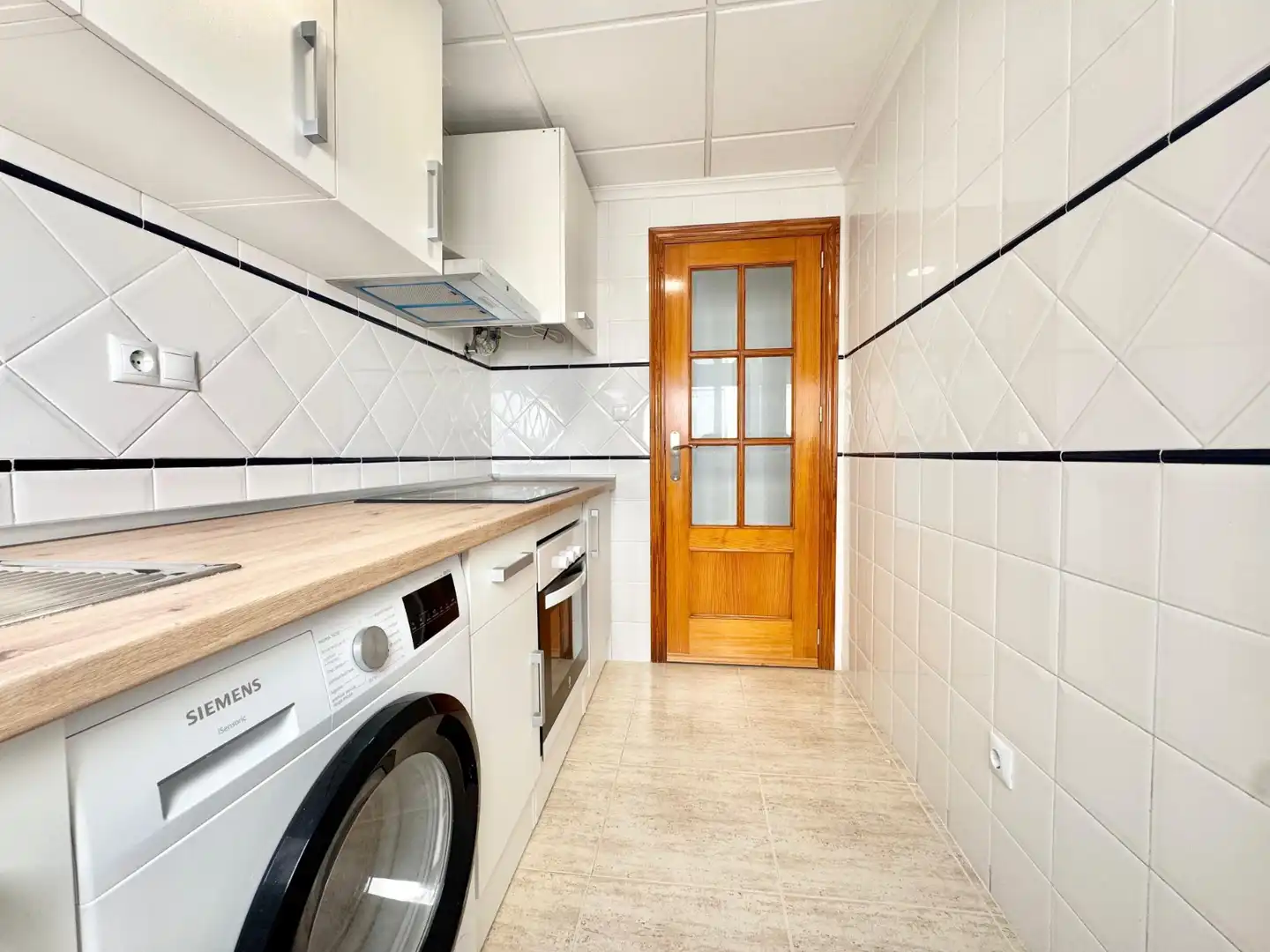 Cuina de Apartament de lloguer en Guardamar del Segura amb Aire condicionat, Moblat i Rentadora