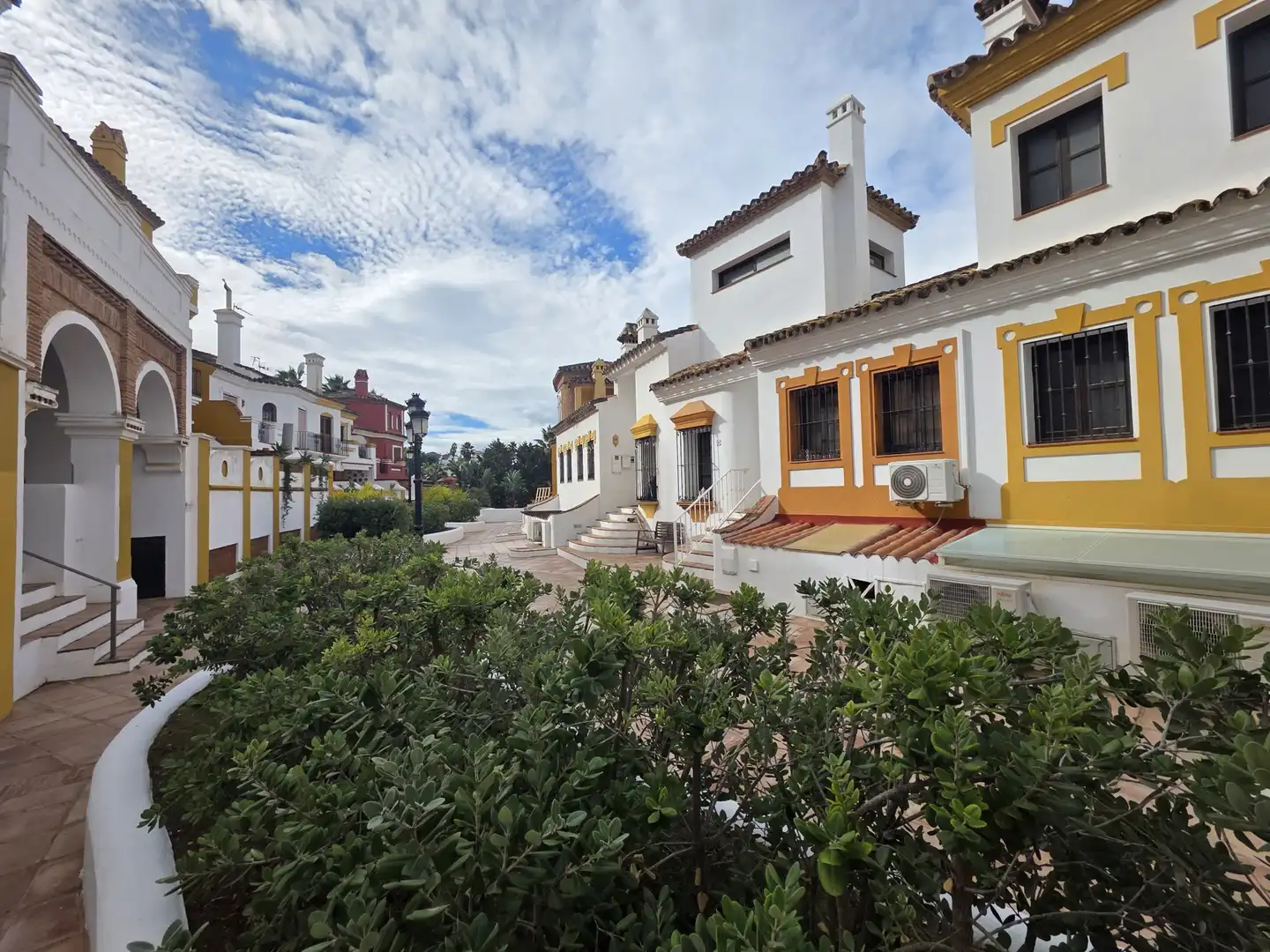 Außenansicht von Einfamilien-Reihenhaus zum Verkauf in La Alcaidesa mit Klimaanlage, Terrasse und Abstellraum