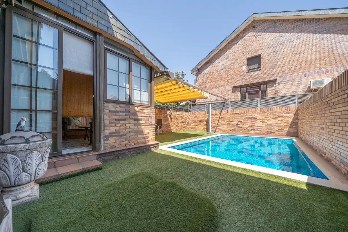 Piscina de Casa adosada en venta en Moralzarzal con Aire acondicionado, Calefacción y Trastero