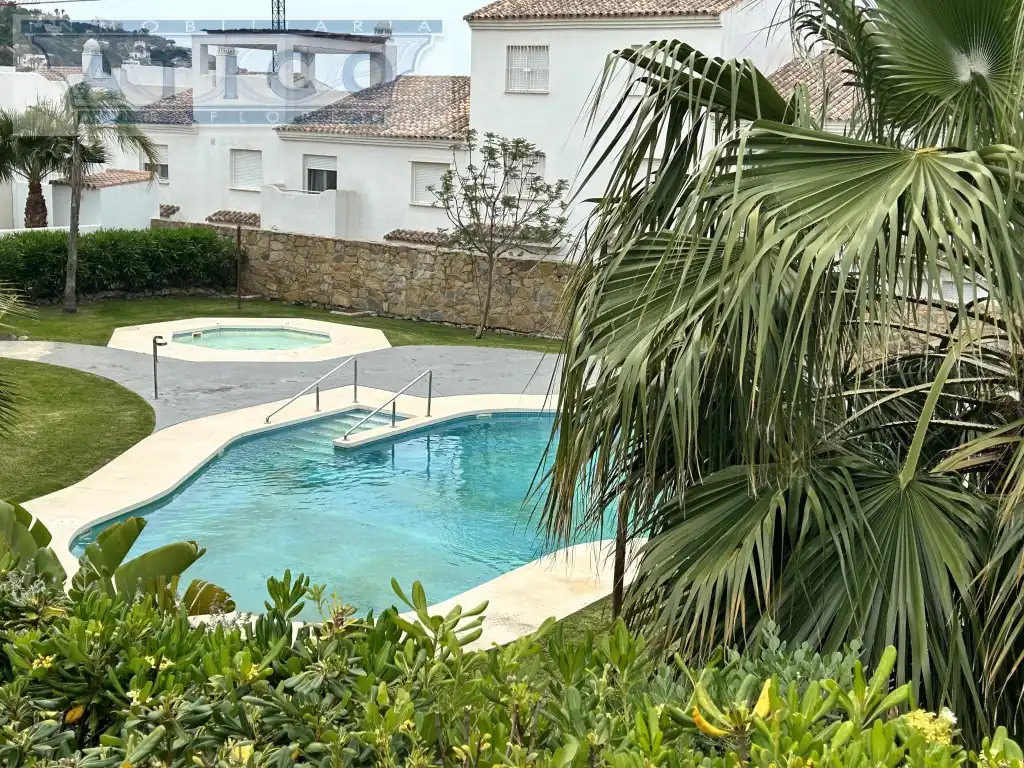Piscina de Casa adosada en venda en Zahara de los Atunes amb Aire condicionat i Moblat