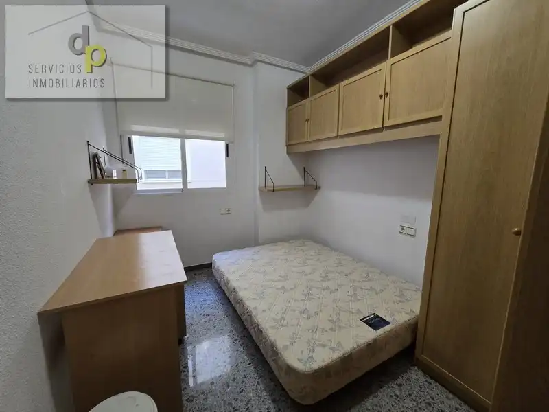 Schlafzimmer von Wohnung zur Miete in Elche / Elx mit Ofen, Waschmaschine und Balkon