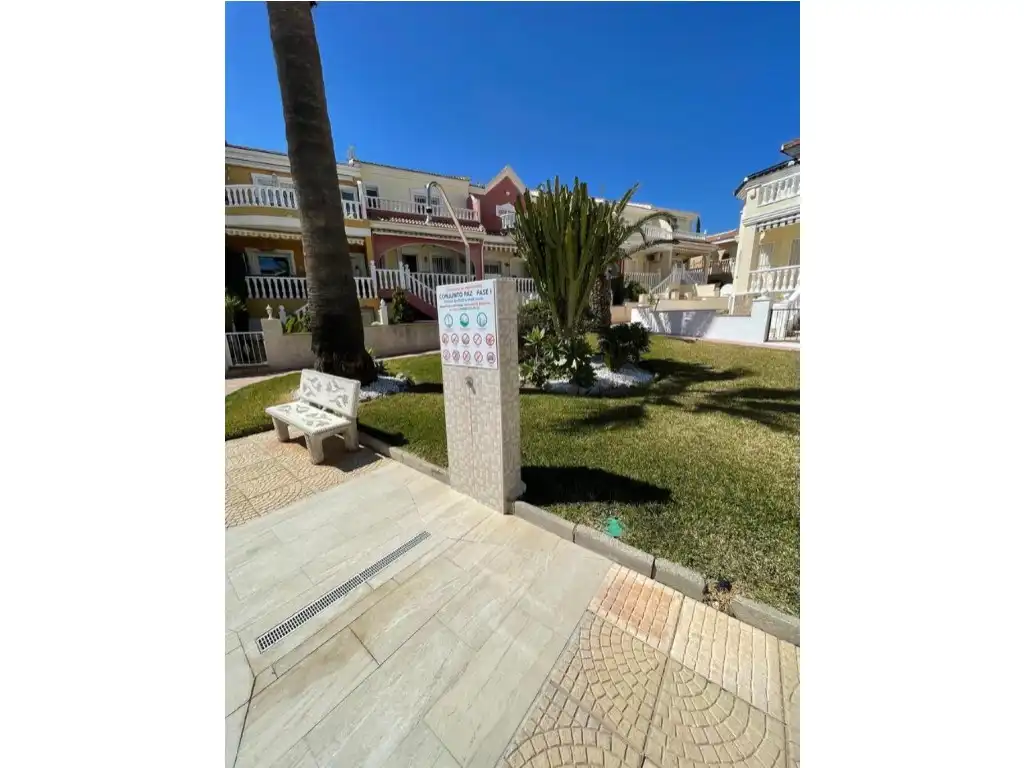 Vista exterior de Casa adosada en venda en Rojales amb Aire condicionat, Jardí privat i Piscina