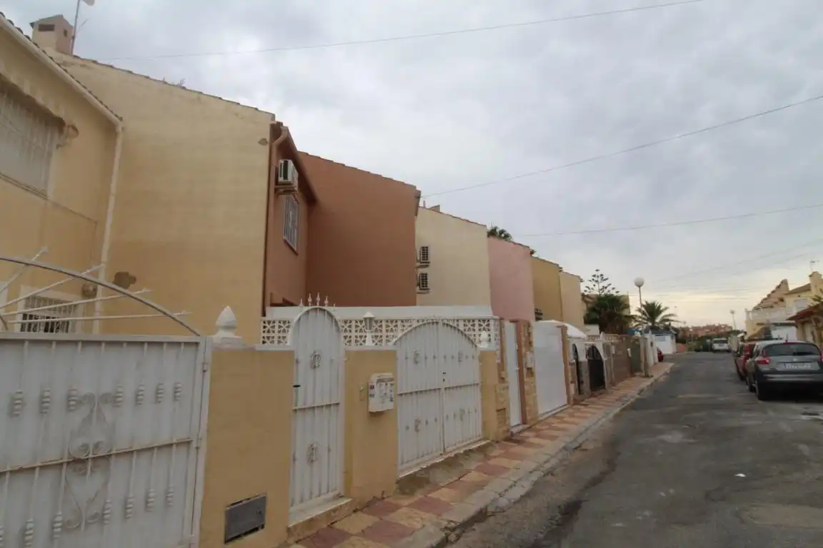 Vista exterior de Casa adosada en venda en Torrevieja amb Jardí privat, Terrassa i Moblat