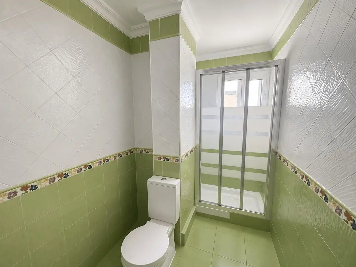 Baño de Piso en venta en La Línea de la Concepción con Trastero