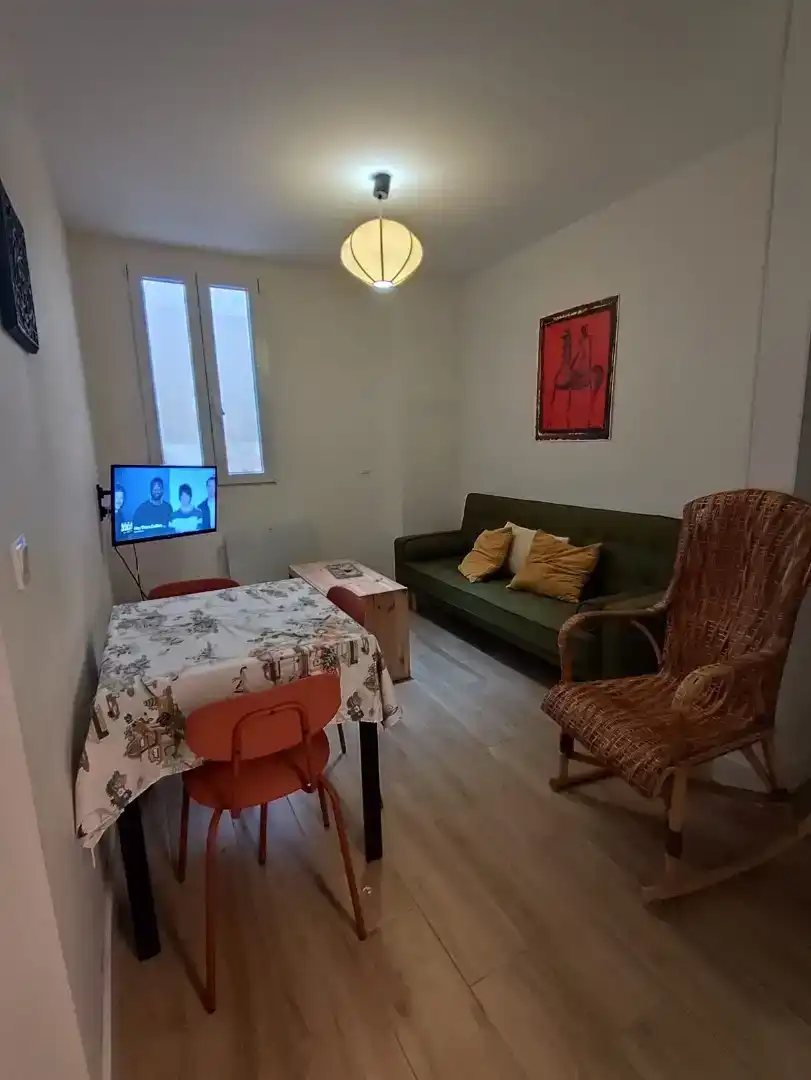 Sala d'estar de Apartament de lloguer en  Madrid Capital amb Aire condicionat i Balcó