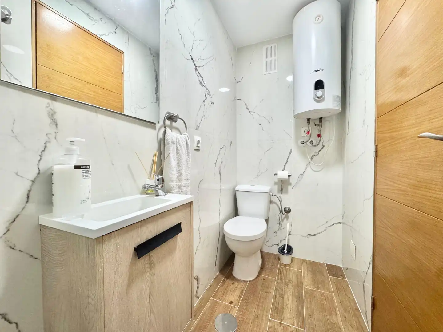 Bany de Apartament de lloguer en Guardamar del Segura amb Aire condicionat, Moblat i Rentadora