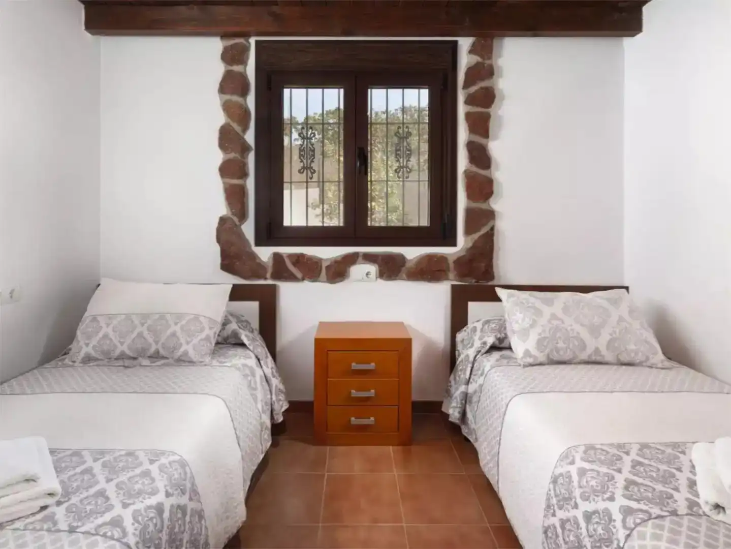 Dormitori de Finca rústica de lloguer en Cútar amb Aire condicionat, Jardí privat i Piscina