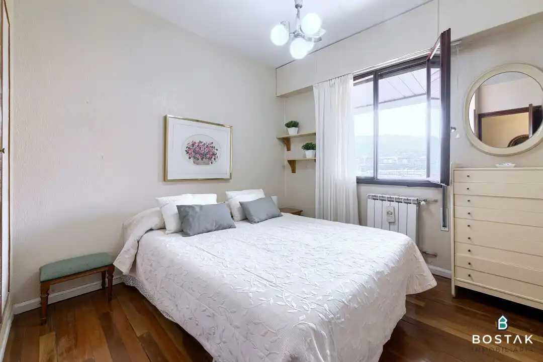 Schlafzimmer von Wohnung zum Verkauf in Bilbao  mit Heizung und Balkon