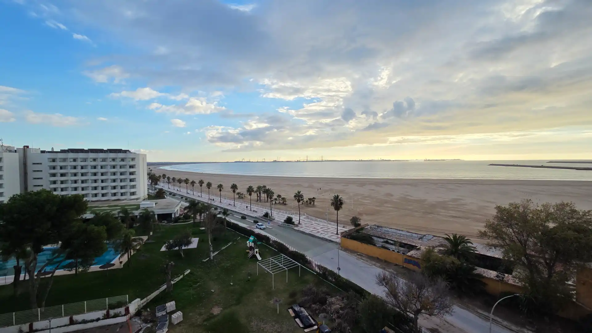 Vista exterior de Pis en venda en El Puerto de Santa María amb Terrassa i Traster