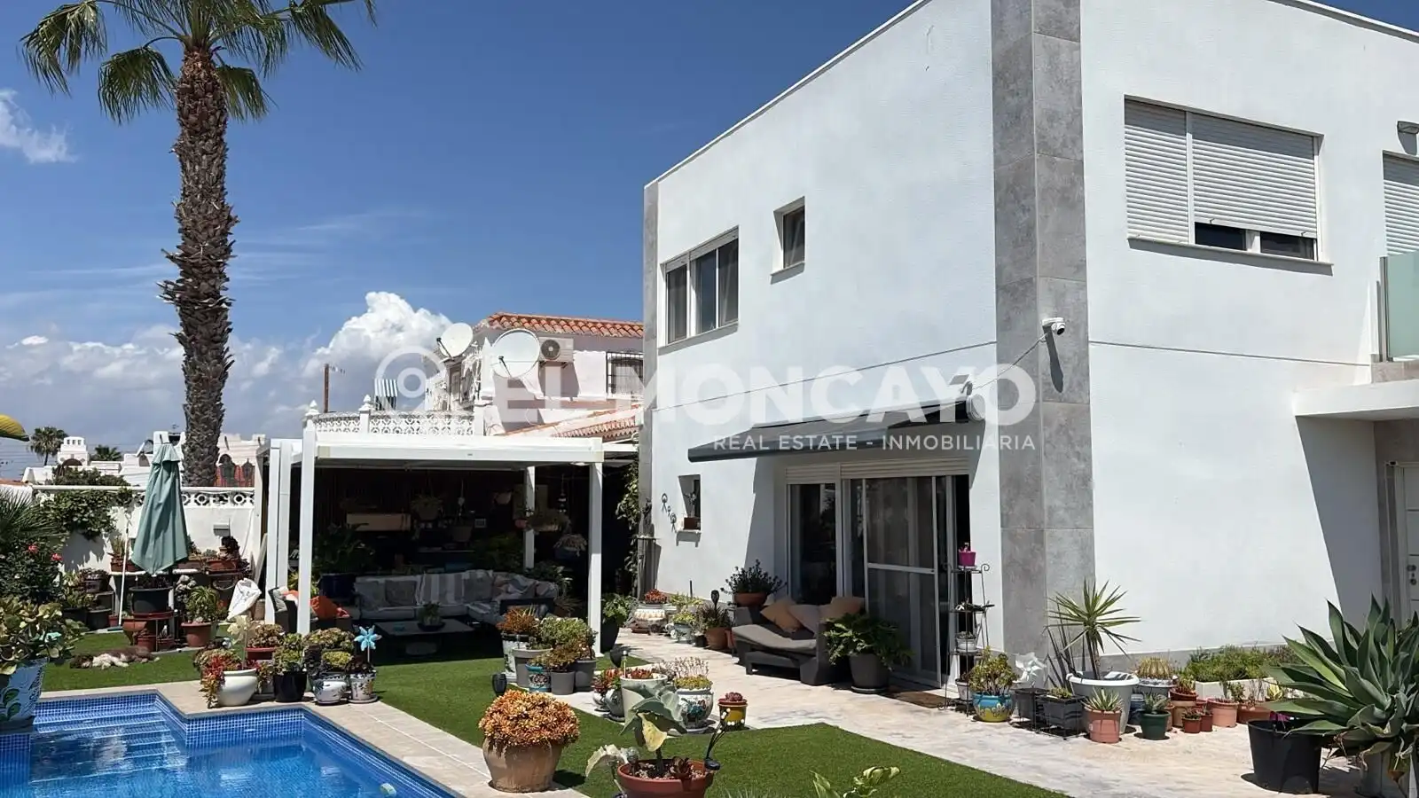Vista exterior de Casa o chalet en venta en Torrevieja con Jardín privado, Terraza y Piscina