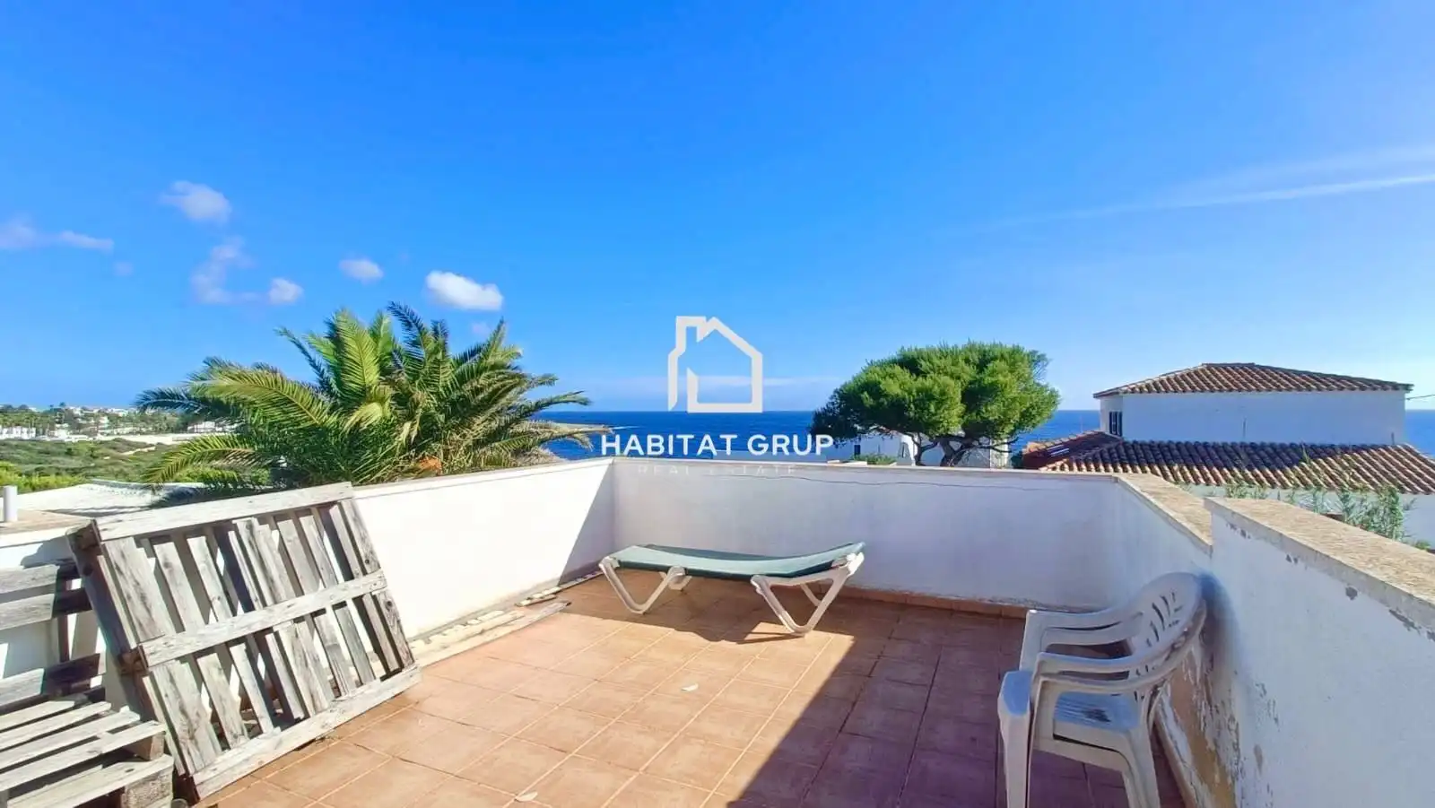 Terrasse von Einfamilien-Reihenhaus zum Verkauf in Sant Lluís mit Heizung, Privatgarten und Terrasse