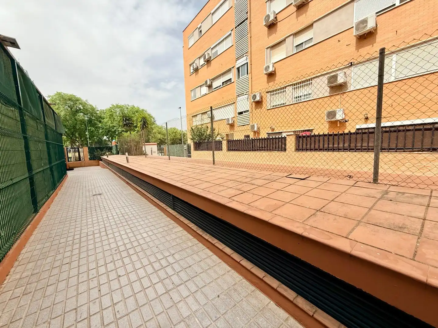Vista exterior de Pis en venda en La Rinconada amb Aire condicionat, Traster i Balcó