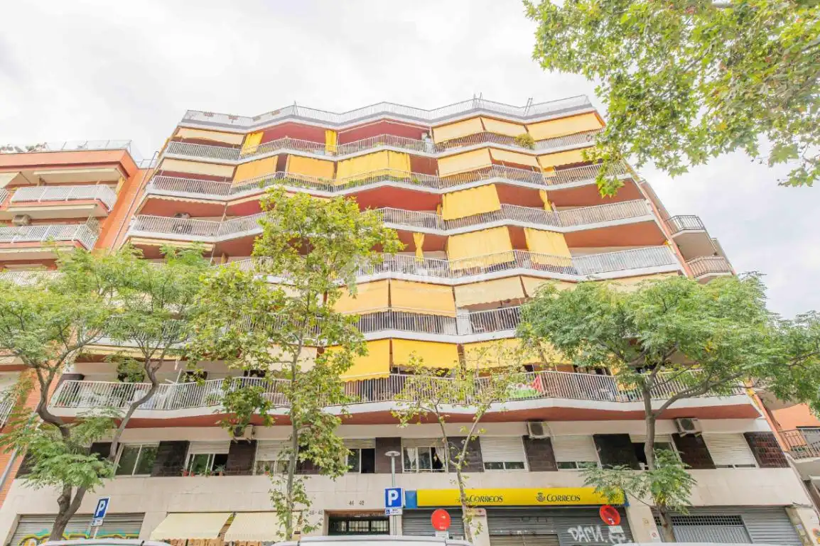 Vista exterior de Piso en venta en Barcelona con Calefacción y Balcón