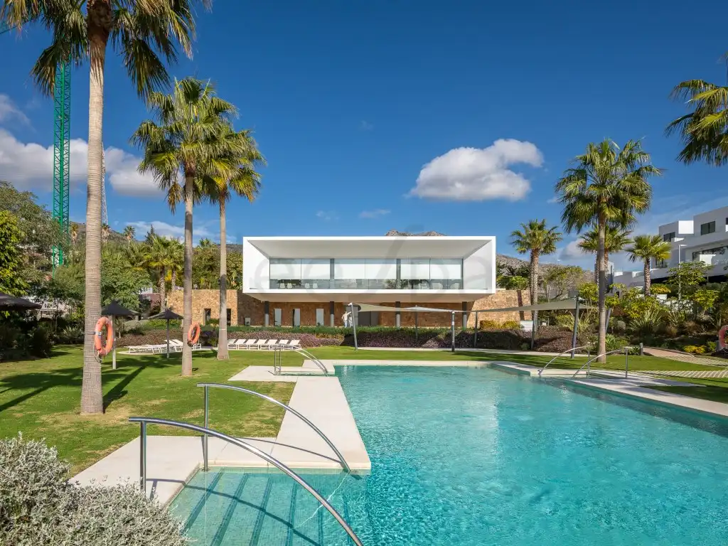 Vista exterior de Casa o xalet en venda en Benalmádena amb Aire condicionat, Jardí privat i Terrassa