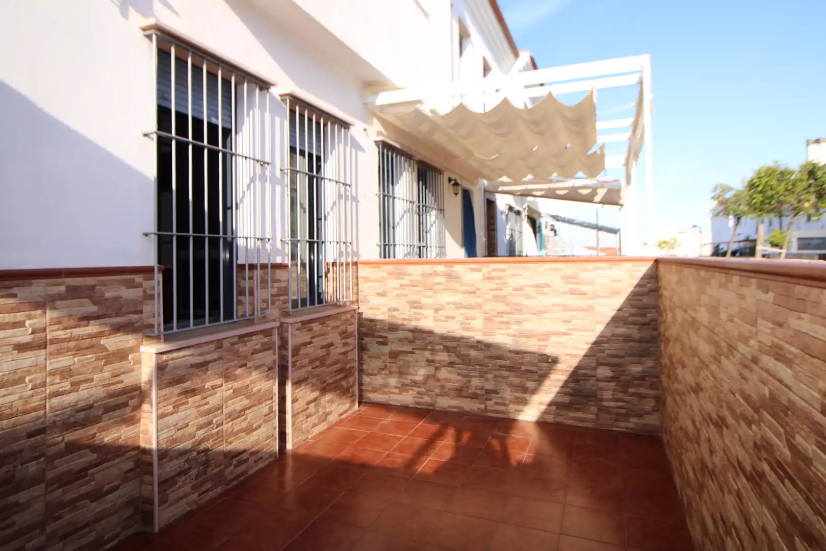 Terrasse von Einfamilien-Reihenhaus zur Miete in Aljaraque mit Privatgarten, Abstellraum und Möbliert