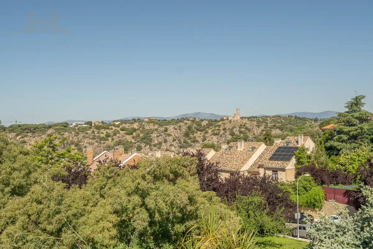 Vista exterior de Casa adosada en venta en Torrelodones con Aire acondicionado, Calefacción y Jardín privado
