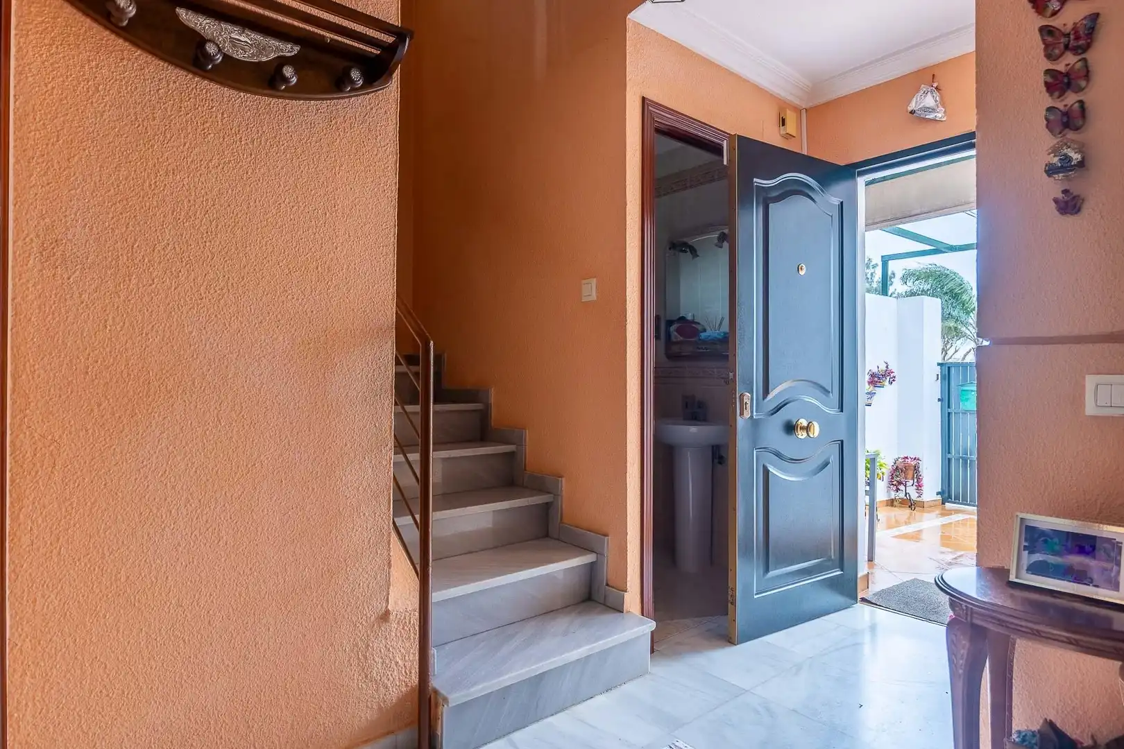 Casa adosada en venda en Dos Hermanas amb Aire condicionat, Jardí privat i Piscina comunitària