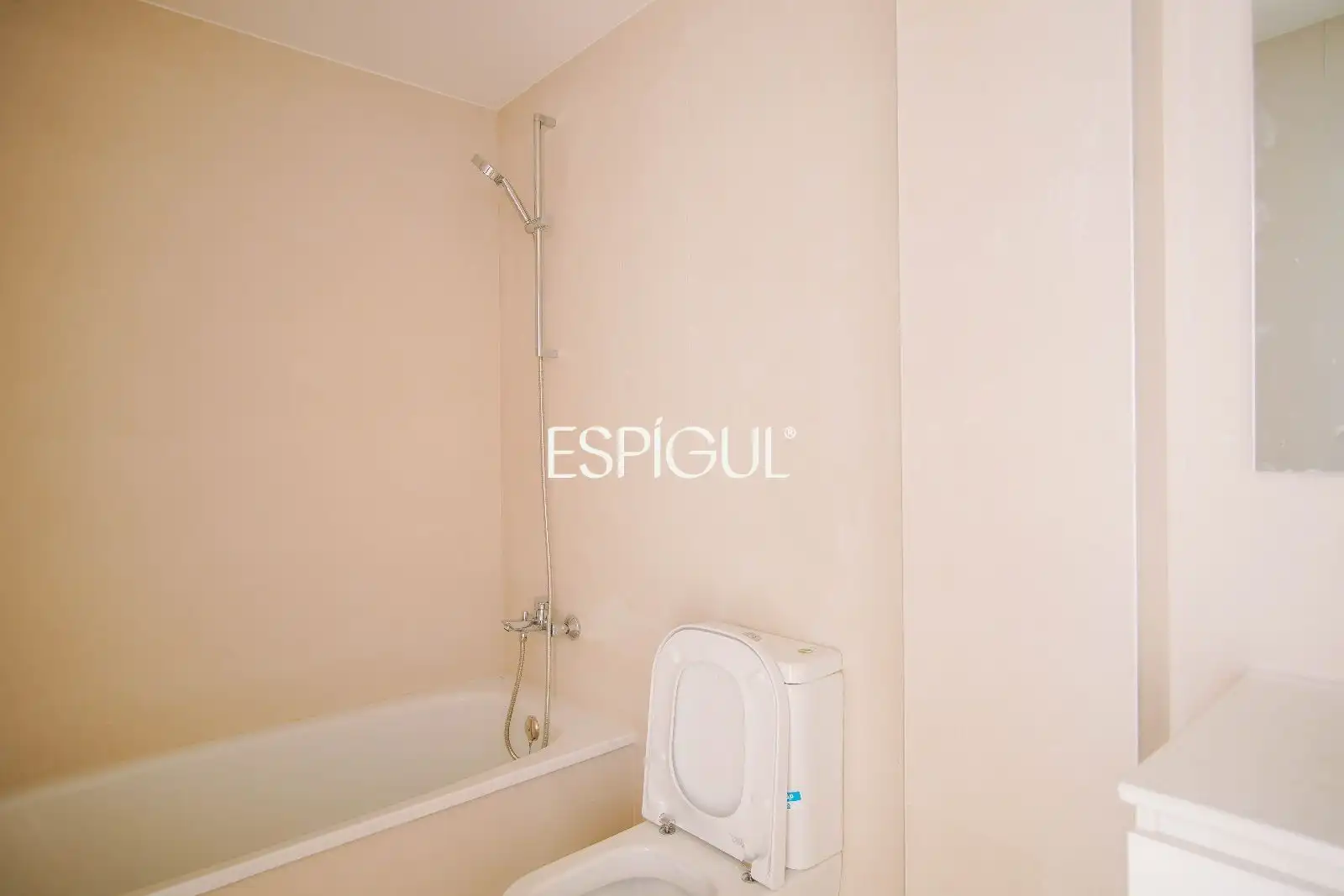 Badezimmer von Wohnung zur Miete in Fornells de la Selva mit Terrasse, Ofen und Mikrowelle
