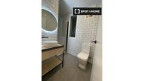 Bathroom of Flat to rent in  Madrid Capital  with Air Conditioner and Balcony