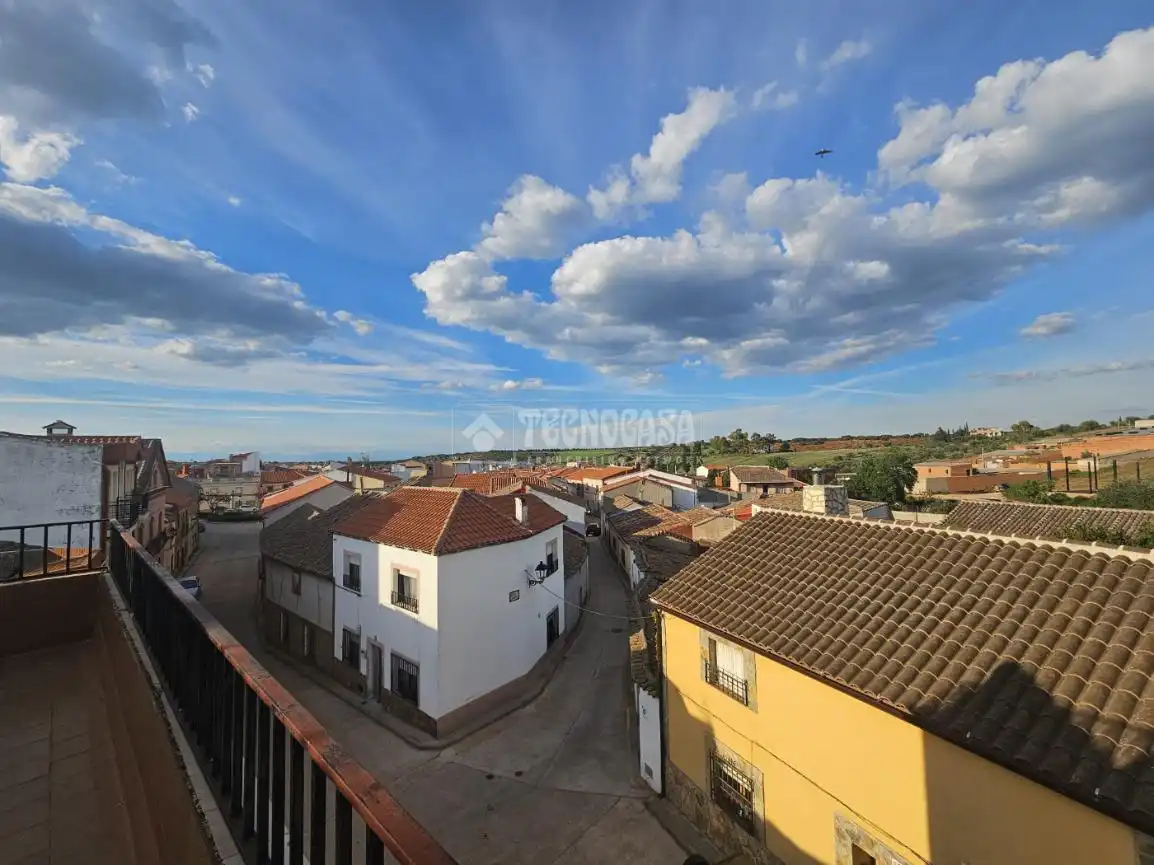 Vista exterior de Casa adosada en venda en Espinoso del Rey amb Terrassa