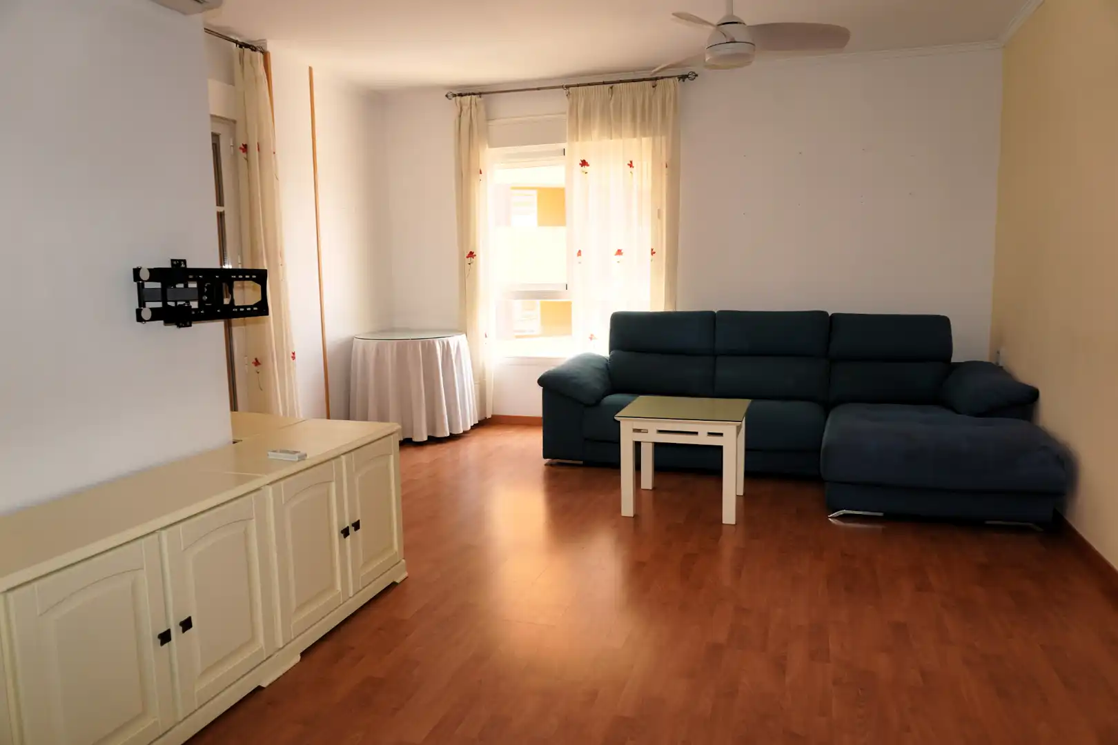 Sala d'estar de Pis en venda en Roquetas de Mar amb Aire condicionat, Terrassa i Moblat