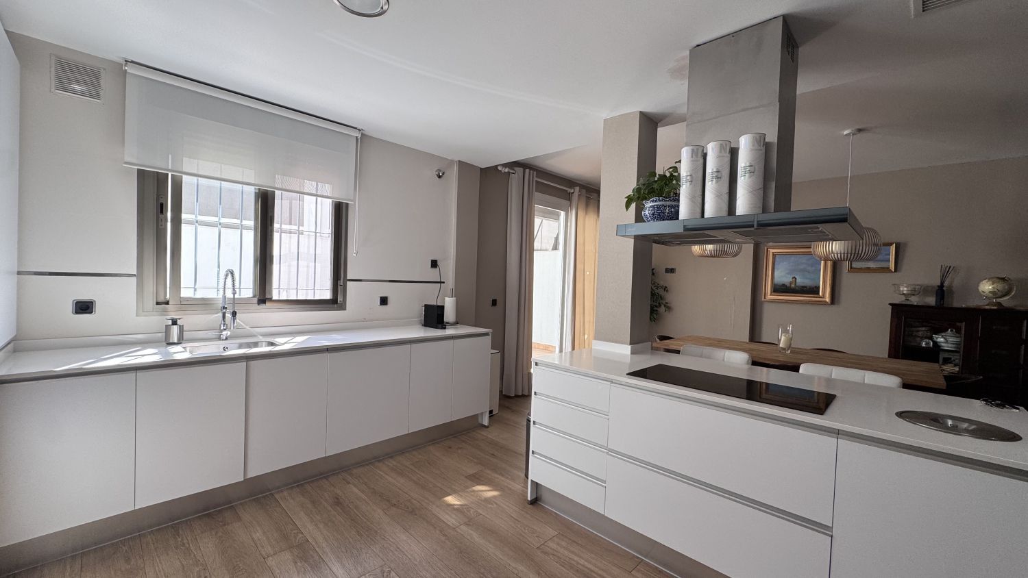 Kitchen of House or chalet for sale in  Sevilla Capital  with Air Conditioner, Terrace and Storage room