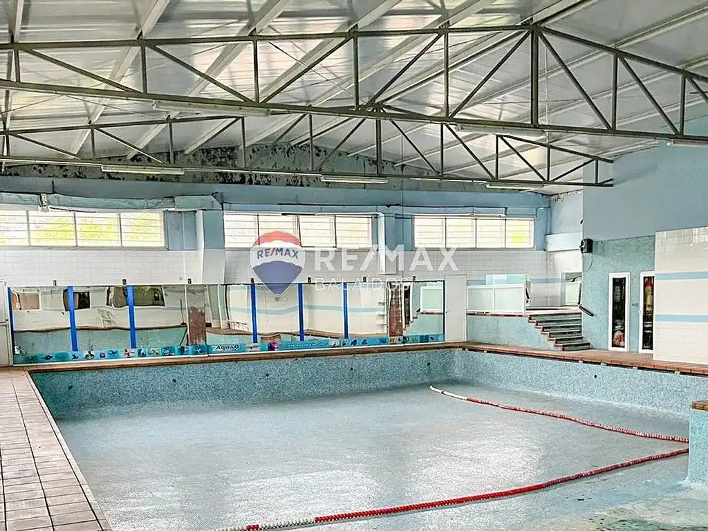 Piscina de Nau industrial en venda en Cangas  amb Calefacció
