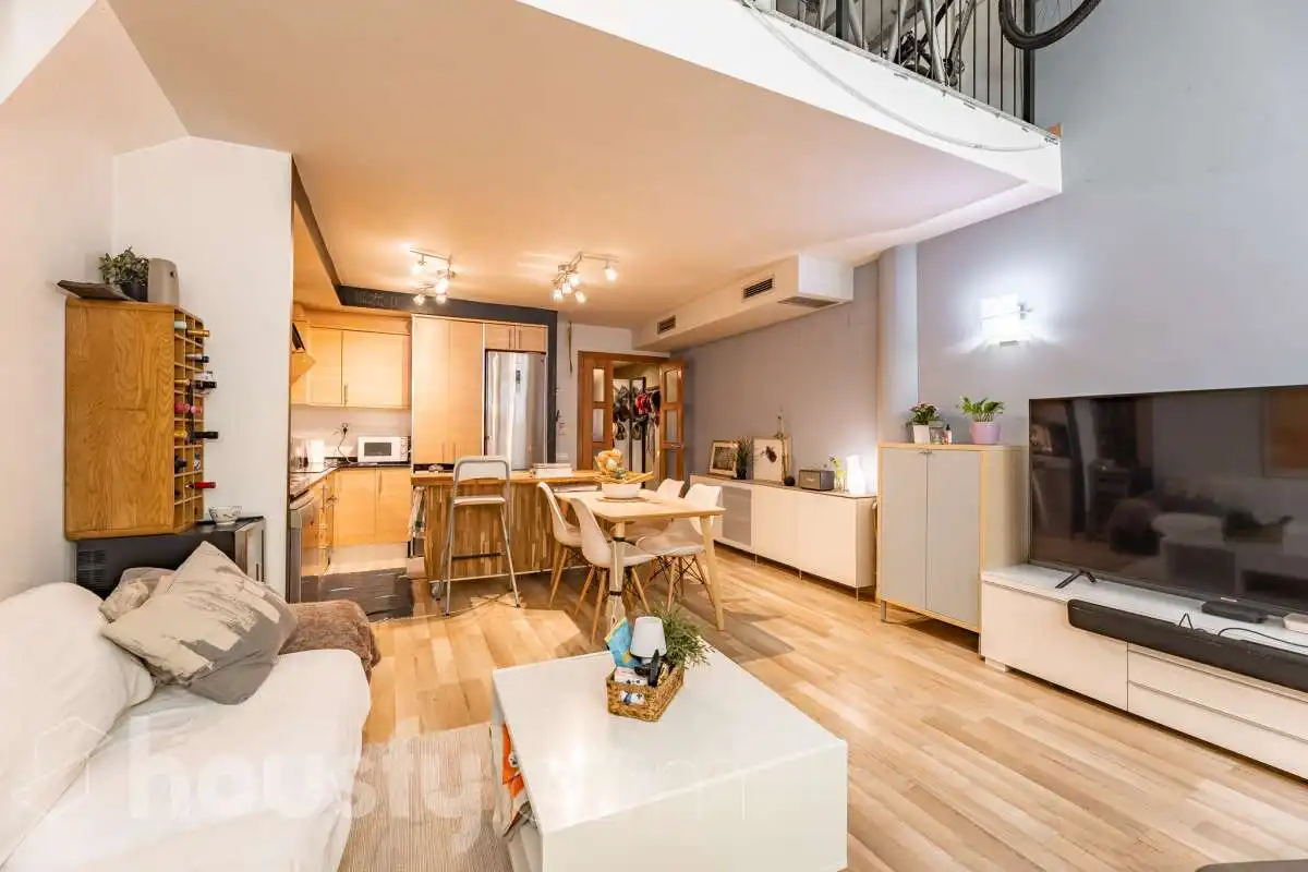 Living room of Duplexes for sale in L'Hospitalet de Llobregat  with Air Conditioner, Heating and Parquet flooring