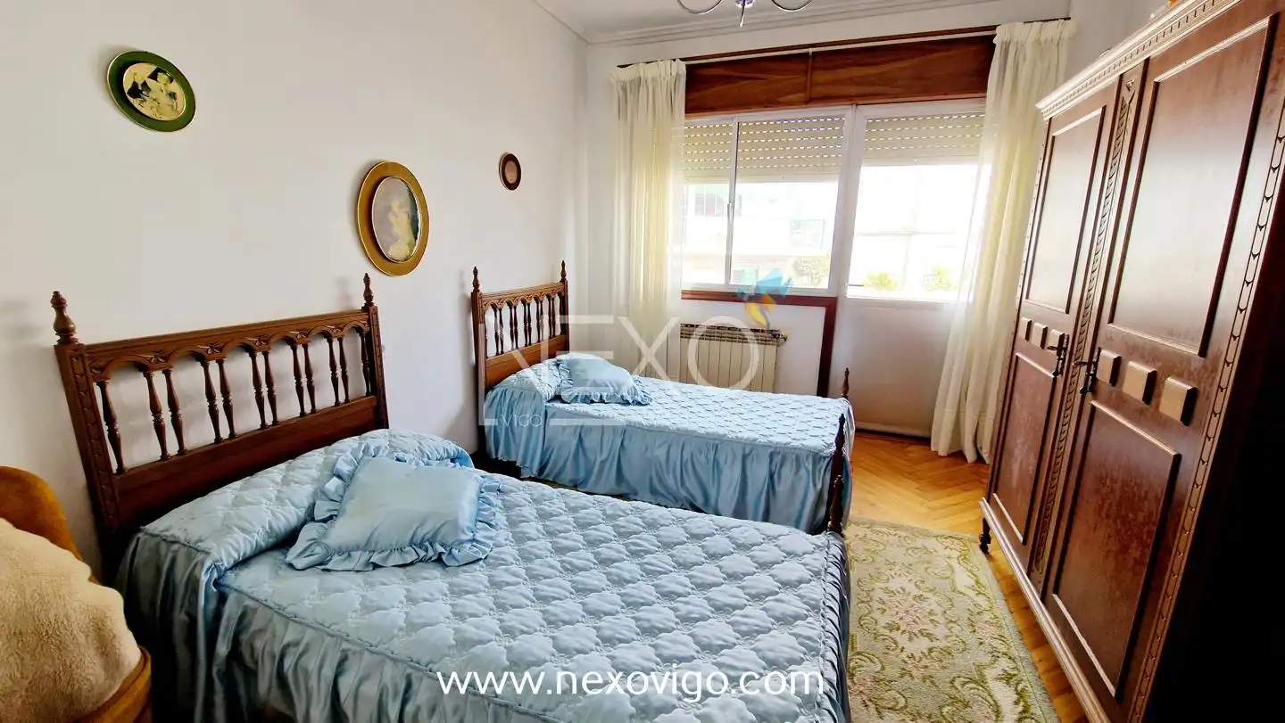 Dormitori de Casa o xalet en venda en Cangas  amb Calefacció, Jardí privat i Parquet