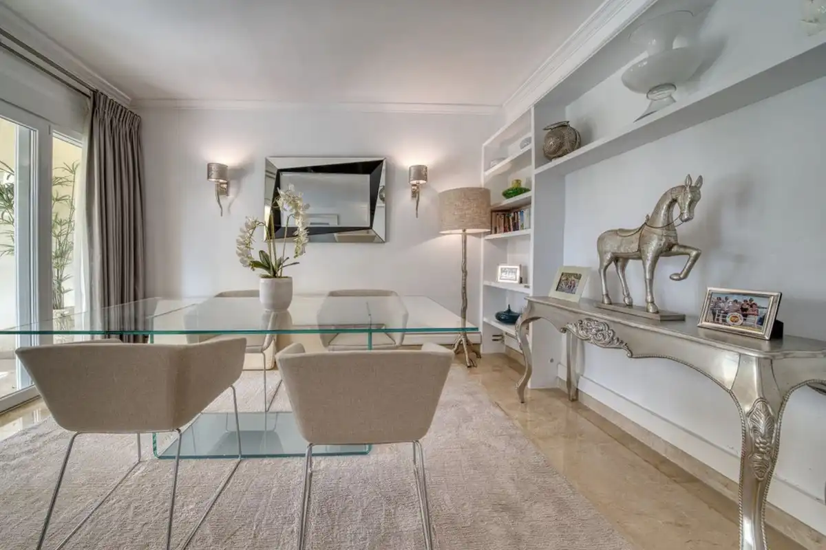 Comedor de Casa adosada de alquiler en Benahavís con Aire acondicionado, Jardín privado y Terraza