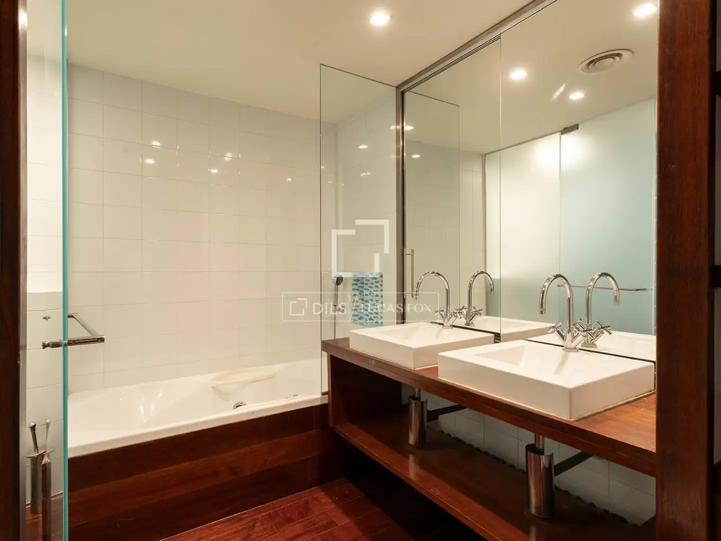 Bathroom of Houses for sale in Barcelona  with Air Conditioner, Terrace and Storage room
