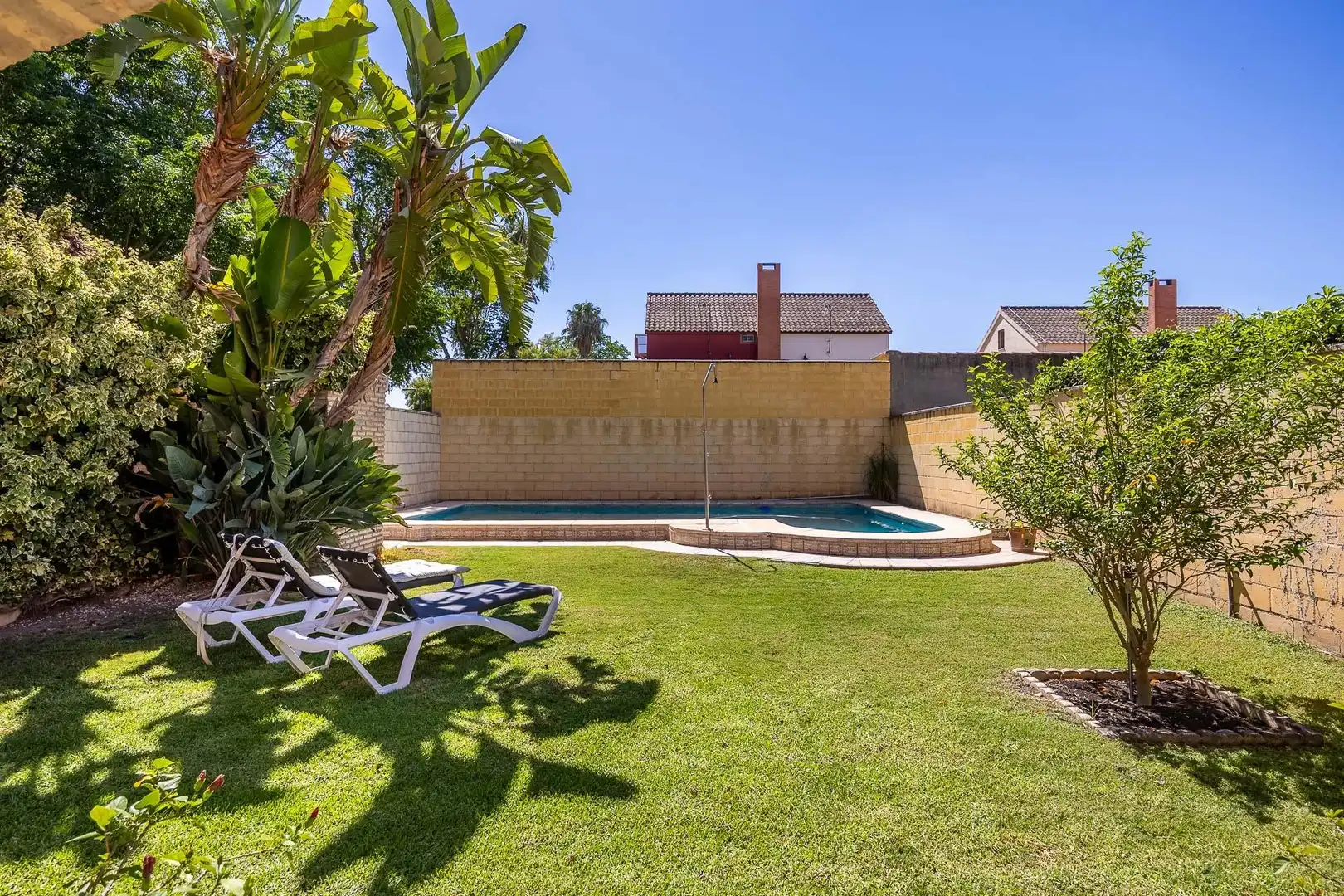 Piscina de Casa adosada en venta en Almensilla con Aire acondicionado, Calefacción y Jardín privado