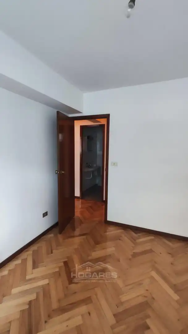Piso en venta en Vigo  con Parquet, Trastero y Balcón