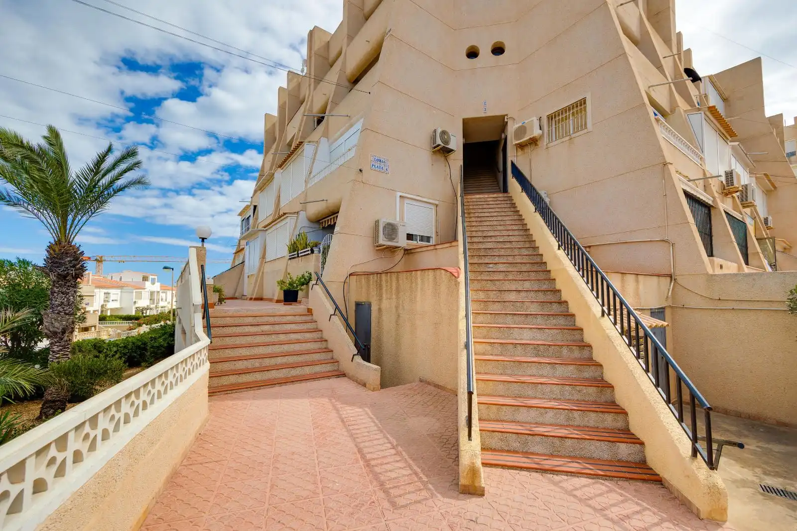 Vista exterior de Planta baixa en venda en Torrevieja amb Aire condicionat, Terrassa i Piscina